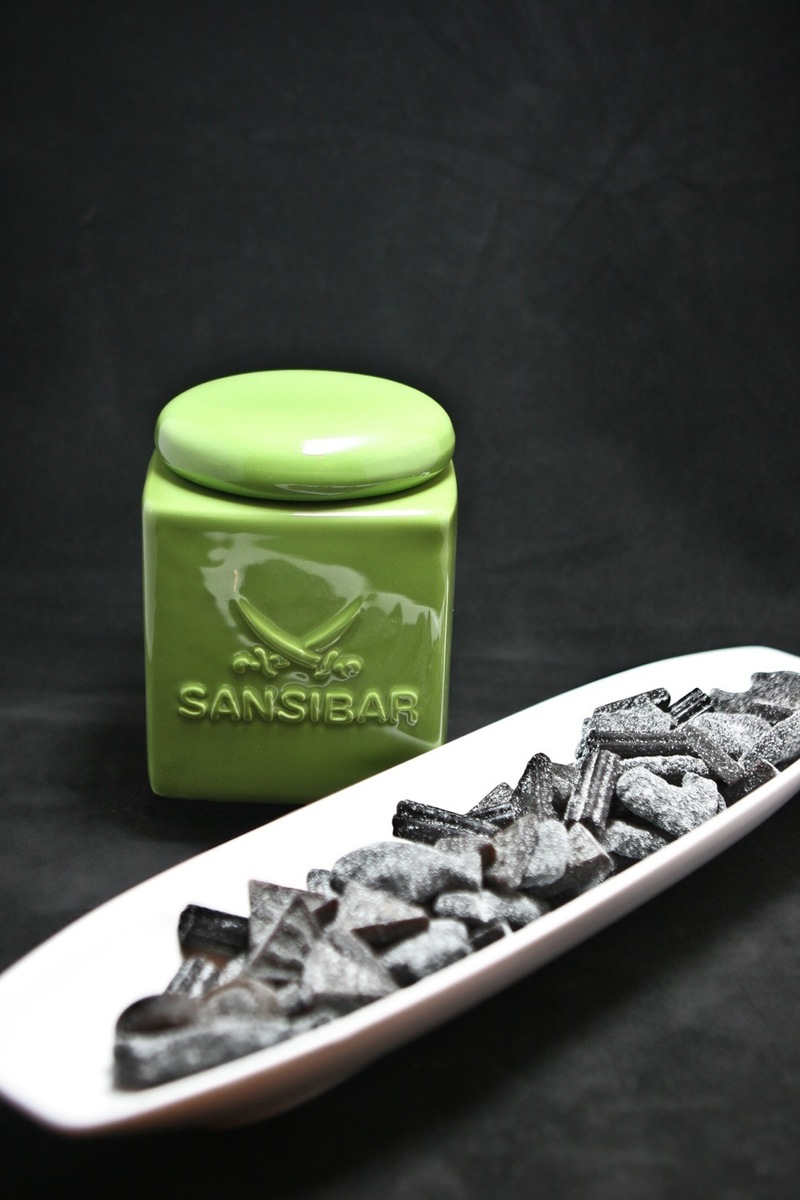 "Sansibar Lakritz" im grünen Porzellangefäß 